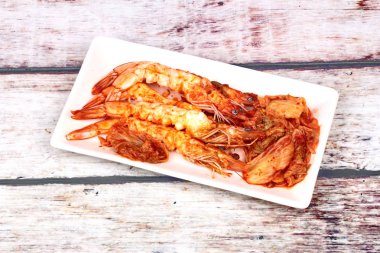 Kore gıda, kızarmış Baechu Kimchi karides ile.