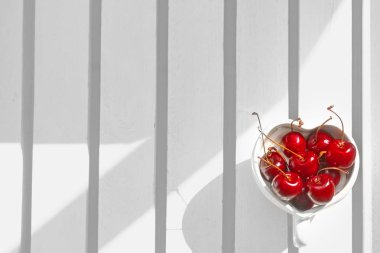 Kalp şeklinde kupa ahşap üzerine kiraz Şili .