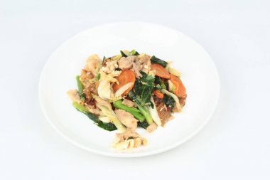 Kızarmış tavuk ve sebze ile büyük erişte.