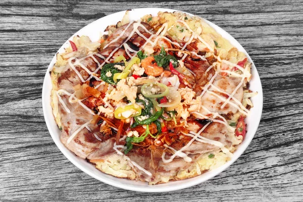 Hausgemachte japanische Pizza mit frittiertem würzigem Basilikum und Hackfleisch. — Stockfoto