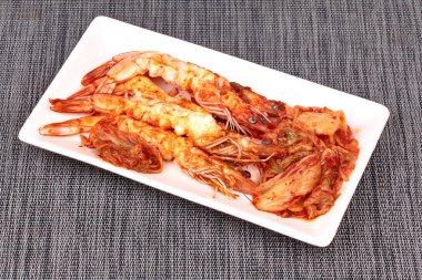 Kore gıda, kızarmış Baechu Kimchi karides ile.