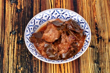 Domuz Chamuang (Garcinia cowa) yaprakları, yerel Tay gıda ile köri 