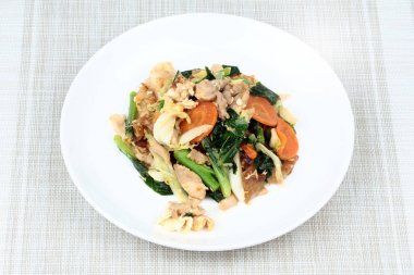 Kızarmış tavuk ve sebze ile büyük erişte.