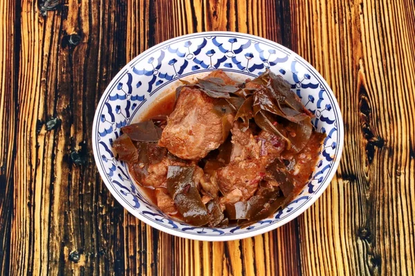 Каррі свинини з листя Chamuang (Garcinia cowa), локальних тайської кухні — стокове фото