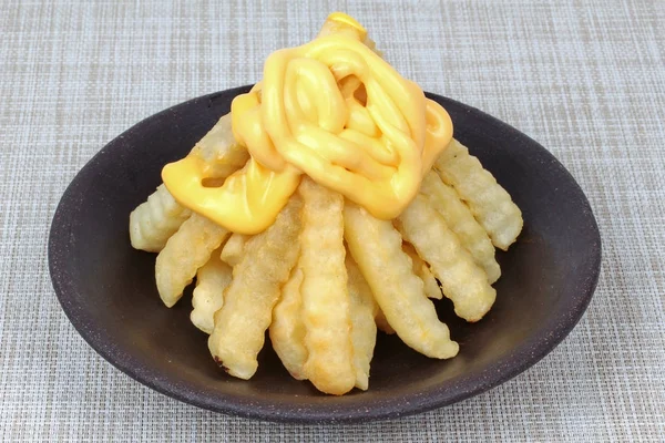 Vulcão batatas fritas como batatas fritas cobertas com queijo arranjado — Fotografia de Stock