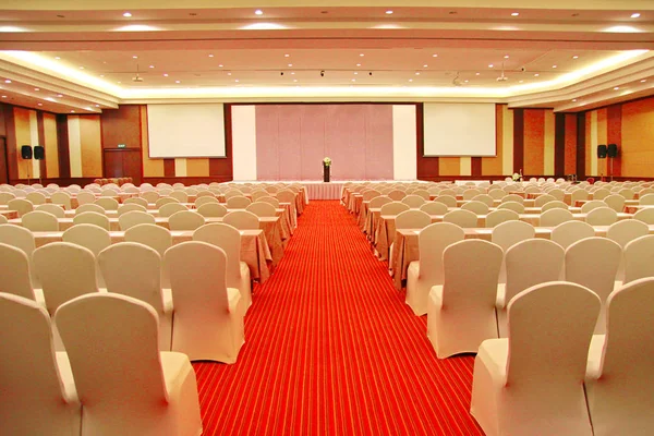 Ετοιμάστε μια συνεδριακή αίθουσα με την τοποθέτηση του καρέκλες στυλ — Φωτογραφία Αρχείου