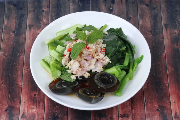 Spicy cucumber salad with dried shrimp and  preserved egg. — Stock Photo, Image