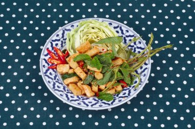 Kızarmış tofu ile baharatlı ekşi karışık ot salatası.