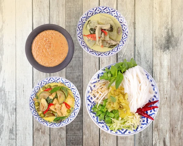Aislado de textura y comida tailandesa popular, fideos de arroz con lado — Foto de Stock