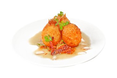 Fried demirhindi soslu yumurta haşlanmış .