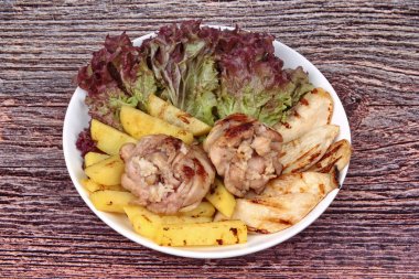 Tavuk baget biftek patates, istiridye mushro ile pirinç sarılmış