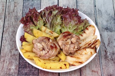 Tavuk baget biftek patates, istiridye mushro ile pirinç sarılmış