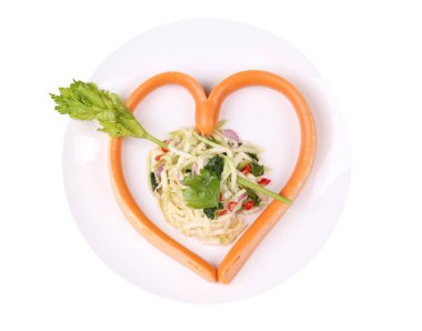 Sosis peynir Baharatlı yeşil mango salatası ile kalp tarzında.