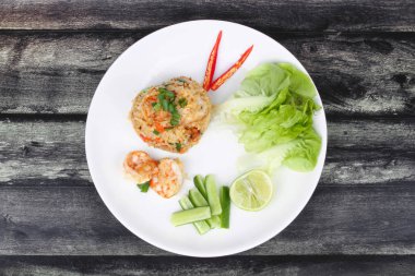 Karidesli tepesinde kızarmış pilav dilimlenmiş kırmızı sıcak biber biber dilimlenmiş