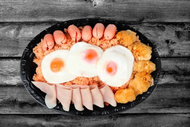 Güneşli up,sausage.chicken ve otlar Amerikan kızarmış pilav tepesinde