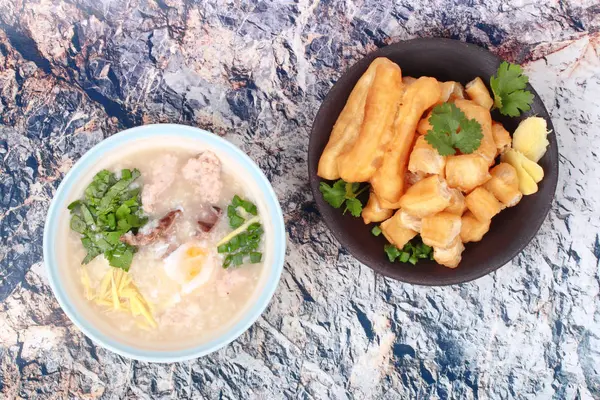 Pirinç lapası ile haşlanmış yumurta, kıyılmış domuz eti, tavuk karaciğer, Ging — Stok fotoğraf