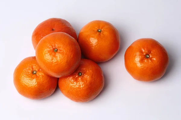 Mandarine-Honig Murcott Orangen auf weißem Hintergrund. — Stockfoto