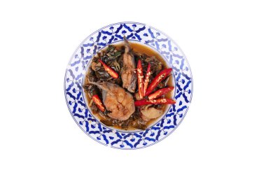 Morinda citrifol ile Hindistan cevizi sütü köri baharatlı dilimlenmiş yayın balığı