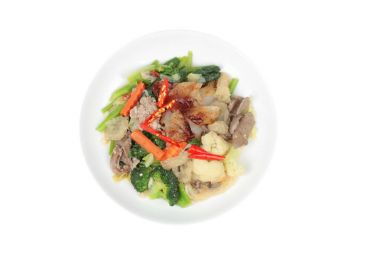 Kızarmış tavuk ve sebze ile büyük erişte izole.