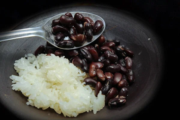 Frijol negro y arroz pegajoso en crema de coco dulce cubierto de coco — Foto de Stock