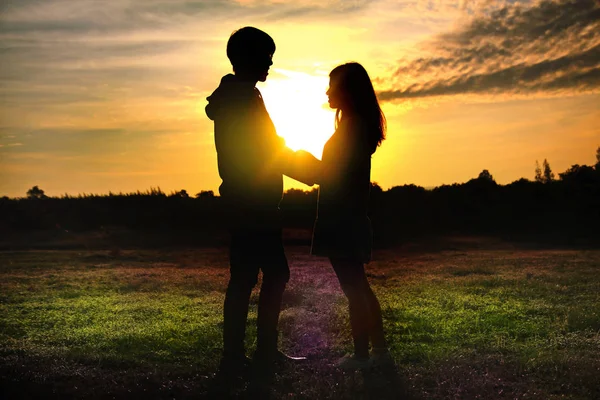 Gölge görüntü çiftlerin sabah hafif zekâ ile elele