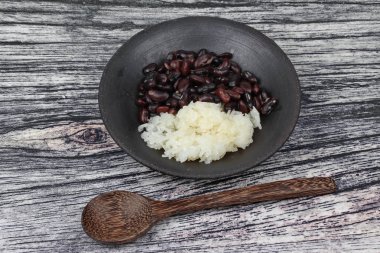 Siyah fasulye ve yapışkan pirinç tatlı Hindistan cevizi krem coconu tepesinde