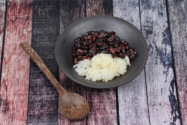 Frijol negro y arroz pegajoso en crema de coco dulce cubierto de coco — Foto de Stock