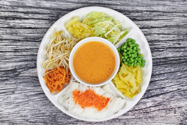 Pirinç şehriye kıyılmış kurutulmuş karides balık köri ile servis tepesinde