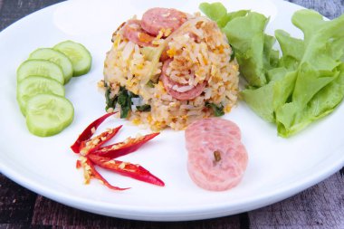 Yasemin Fried rice Tay ekşi sosis ile tepesinde salatalık, kale