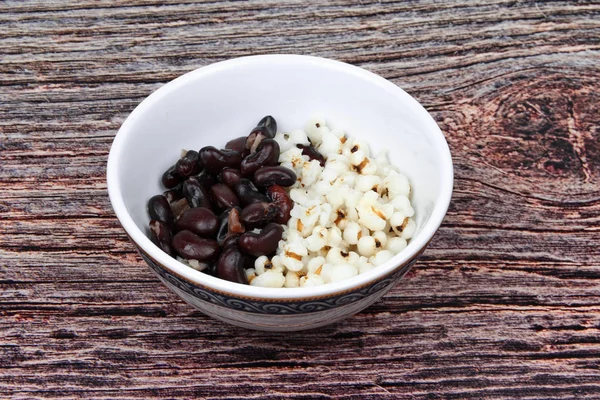 Frijol negro y pivote en crema de coco dulce rematado leche de coco . — Foto de Stock