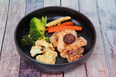 Teriyaki Tavuk tereyağı patates ve bitki ile.