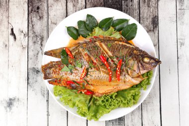 Tilapia balık köri kızarmış baharatlı ile tepesi.