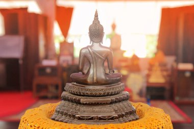 Buda bir lotus üzerinde meditasyon 5 adım temel alır. Beh fotoğrafı