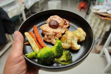 Teriyaki Tavuk tereyağı patates ve bitki ile.