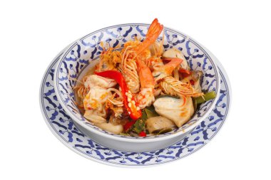 Süt ve dilimlenmiş Hindistan cevizi ile Tom Yum taze karides.