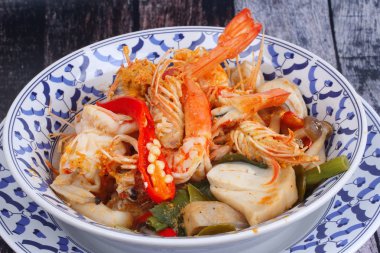 Süt ve dilimlenmiş Hindistan cevizi ile Tom Yum taze karides.