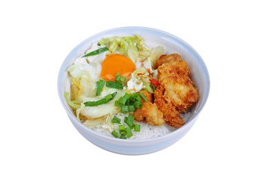 Yasemin pirinci derin kızarmış tavuk ile tepesinde yumuşak kaynatın yumurta ve 