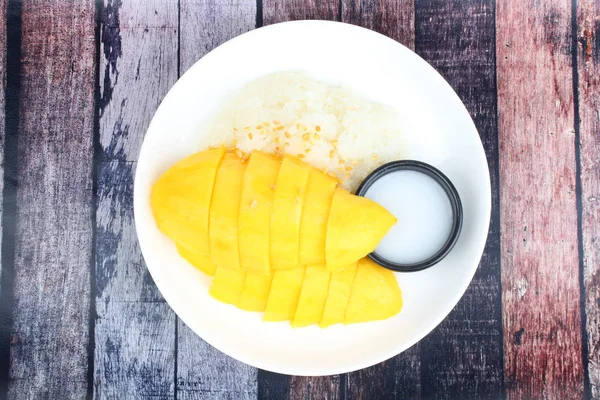 Érett golden mango, zöld és fehér ragadós rizs. — Stock Fotó