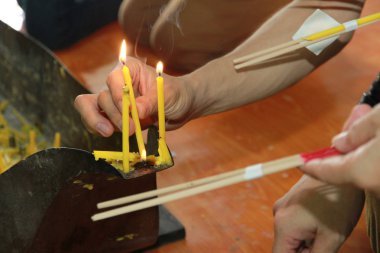 Mum ve tütsü Buddha için. Seçici odak.
