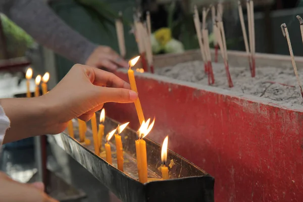 Kerze und Weihrauch für Buddha entzündet. Selektiver Fokus. — Stockfoto