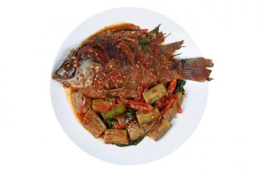 Derin yağda kızartılmış tilapia Balık baharatlı kızarmış patlıcan tepesinde. 