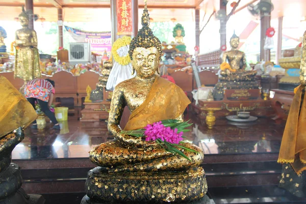 Buda meditando en una base de loto 5 pasos. Palabras doradas rodean al mundo —  Fotos de Stock