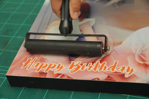 El kauçuk gemide fotoğraf kağıdı yapıştırıcı tarafından bize haddeleme için silindir