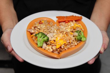 Sosis peynir kalp tarzı şal kızarmış pilav tepesinde domuz eti ile 