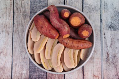 Haşlanmış patates ve muz Korece tarzı yemek servis hazır