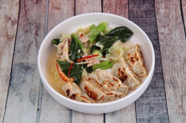 Buğulanmış doldurma un Çince lahana tepesinde ve çizgili akış 