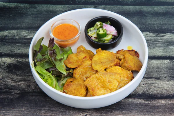 Hausgemachte Holzkohle gekocht, Schweinefleisch Satay mit Seitenscheibe serviert. — Stockfoto