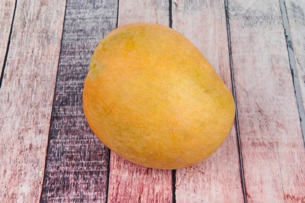 Популярные фрукты, спелые оранжево-красный R2E2 манго . — стоковое фото