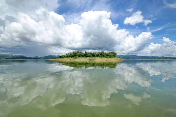 As ilhas e montanhas em reservatório em represa. No dia do clo — Fotografia de Stock