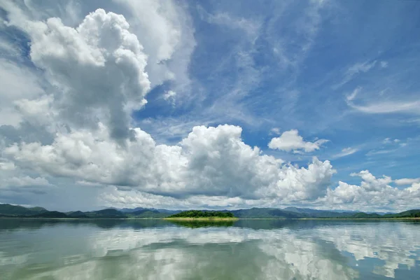 Bela Vista Ilhas Montanhas Lago Represa Dia Nuvens Reflexo Nuvens — Fotografia de Stock